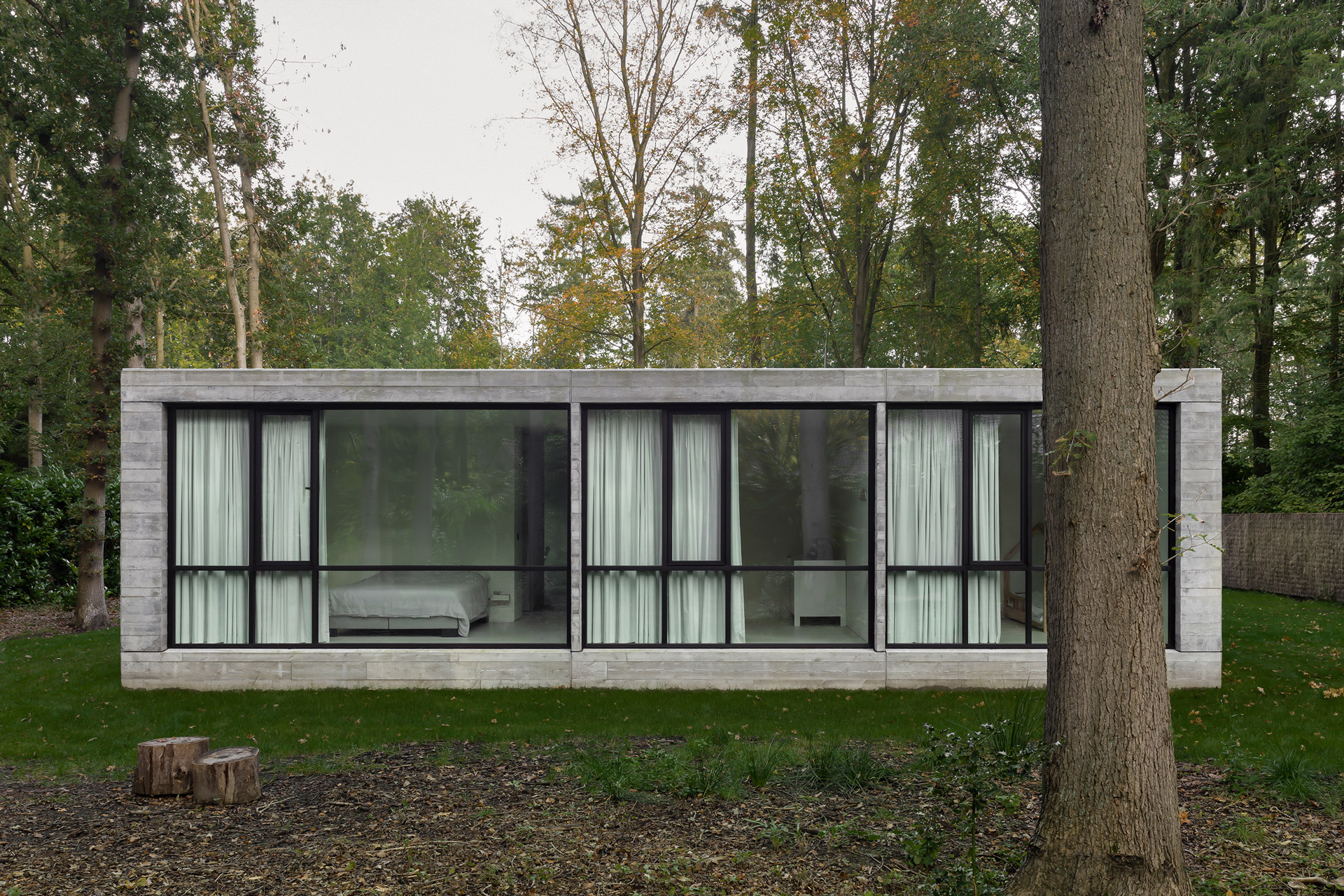 Binnenkijken: betaalbare betonnen bungalow in het bos