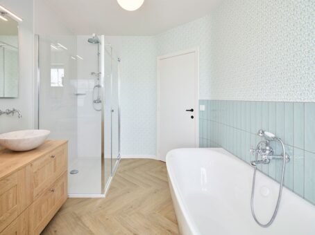 Een oase van rust: de cottage-style badkamer van Mevin en Pieter.